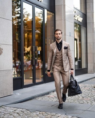 Wie beige Weste mit hellbeige Anzughose zu kombinieren – 22 Herren Outfits: Vereinigen Sie eine beige Weste mit einer hellbeige Anzughose für einen stilvollen, eleganten Look. Fühlen Sie sich ideenreich? Komplettieren Sie Ihr Outfit mit schwarzen Leder Oxford Schuhen.