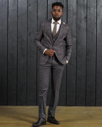 Graue Weste kombinieren – 427 Herren Outfits: Paaren Sie eine graue Weste mit einer dunkelgrauen Anzughose für eine klassischen und verfeinerte Silhouette. Schwarze Leder Oxford Schuhe liefern einen wunderschönen Kontrast zu dem Rest des Looks.