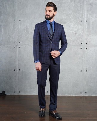 Wie dunkelblaues Sakko mit dunkelblauer Anzughose zu kombinieren – 249 Elegante Herren Outfits: Kombinieren Sie ein dunkelblaues Sakko mit einer dunkelblauen Anzughose für einen stilvollen, eleganten Look. Schwarze Doppelmonks aus Leder sind eine großartige Wahl, um dieses Outfit zu vervollständigen.