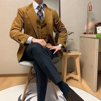 Welche Slipper mit rotbraunen Sakkos zu tragen – 500+ Herren Outfits: Kombinieren Sie ein rotbraunes Sakko mit einer dunkelblauen Anzughose, um vor Klasse und Perfektion zu strotzen. Slipper sind eine perfekte Wahl, um dieses Outfit zu vervollständigen.