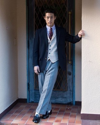 Dunkelrote Krawatte kombinieren – 500+ Herren Outfits: Geben Sie den bestmöglichen Look ab in einem dunkelblauen Sakko und einer dunkelroten Krawatte. Ergänzen Sie Ihr Look mit dunkelblauen Leder Slippern mit Quasten.