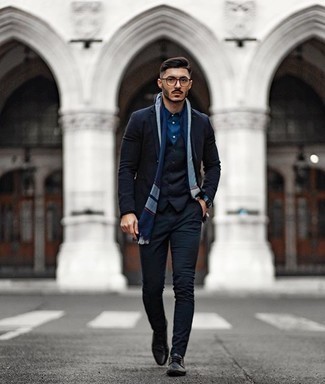 Dunkelblauen Schal kombinieren – 500+ Herren Outfits: Vereinigen Sie ein dunkelblaues Sakko mit einem dunkelblauen Schal für einen entspannten Wochenend-Look. Fühlen Sie sich mutig? Entscheiden Sie sich für schwarzen Leder Derby Schuhe.