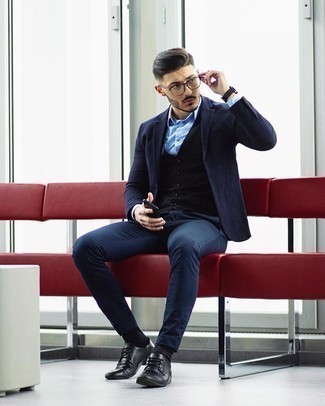 Schwarze Chinohose kombinieren – 46 Elegante Herren Outfits: Kombinieren Sie ein dunkelblaues Sakko mit einer schwarzen Chinohose für Ihren Bürojob. Fühlen Sie sich mutig? Ergänzen Sie Ihr Outfit mit schwarzen Leder Derby Schuhen.