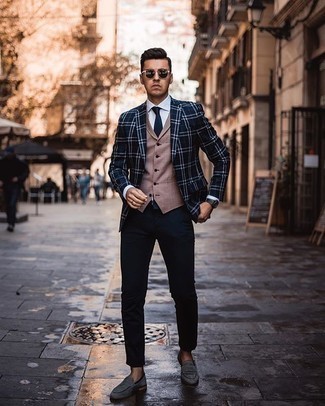 Dunkelblaue Krawatte kombinieren – 500+ Herren Outfits: Erwägen Sie das Tragen von einem dunkelblauen und weißen Sakko mit Schottenmuster und einer dunkelblauen Krawatte für eine klassischen und verfeinerte Silhouette. Dieses Outfit passt hervorragend zusammen mit grauen Wildleder Slippern.