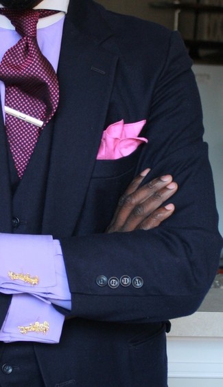 Hellviolettes Businesshemd kombinieren – 287 Herren Outfits: Entscheiden Sie sich für einen klassischen Stil in einem hellvioletten Businesshemd und einem dunkelblauen Sakko.