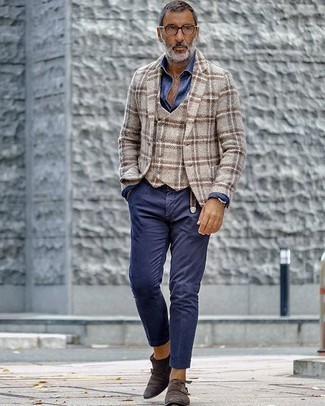 50 Jährige: Welche Westen mit brauner Doppelmonks zu tragen – 2 Smart-Casual Herren Outfits: Kombinieren Sie eine Weste mit einer dunkelblauen Chinohose, wenn Sie einen gepflegten und stylischen Look wollen. Braune Doppelmonks sind eine gute Wahl, um dieses Outfit zu vervollständigen.