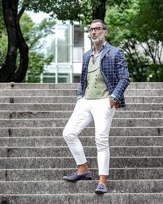 Mintgrüne Weste kombinieren – 3 Herren Outfits: Paaren Sie eine mintgrüne Weste mit weißen Jeans, um vor Klasse und Perfektion zu strotzen. Fühlen Sie sich mutig? Wählen Sie blauen Wildleder Slipper mit Quasten.