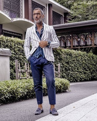 50 Jährige: Wie Businesshemd mit Slipper zu kombinieren – 80 Smart-Casual Herren Outfits: Vereinigen Sie ein Businesshemd mit einer dunkelblauen Chinohose, wenn Sie einen gepflegten und stylischen Look wollen. Setzen Sie bei den Schuhen auf die klassische Variante mit Slippern.