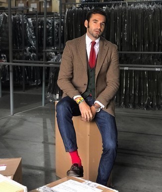 Rote Krawatte kombinieren – 500+ Herren Outfits: Vereinigen Sie ein beige Sakko mit Hahnentritt-Muster mit einer roten Krawatte, um vor Klasse und Perfektion zu strotzen. Vervollständigen Sie Ihr Look mit dunkelbraunen Leder Slippern mit Quasten.