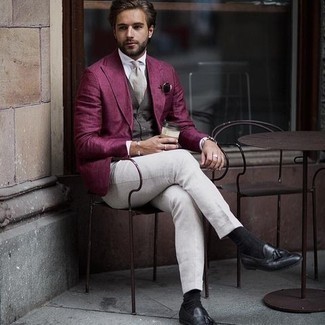 Lila Jacke kombinieren – 183 Herren Outfits: Kombinieren Sie eine lila Jacke mit einer hellbeige Chinohose für einen für die Arbeit geeigneten Look. Schwarze Leder Slipper mit Quasten sind eine einfache Möglichkeit, Ihren Look aufzuwerten.