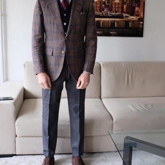 Dunkelrote horizontal gestreifte Krawatte kombinieren – 276 Herren Outfits: Machen Sie sich mit einem braunen Sakko mit Schottenmuster und einer dunkelroten horizontal gestreiften Krawatte einen verfeinerten, eleganten Stil zu Nutze. Fühlen Sie sich mutig? Entscheiden Sie sich für braunen Wildleder Oxford Schuhe.