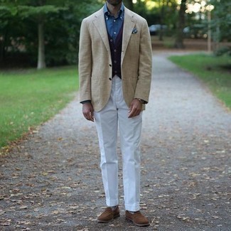 Hellbeige Sakko kombinieren – 714+ Elegante Herren Outfits: Paaren Sie ein hellbeige Sakko mit einer weißen Anzughose für eine klassischen und verfeinerte Silhouette. Braune Wildleder Slipper sind eine ideale Wahl, um dieses Outfit zu vervollständigen.