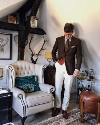 Olivgrüne Krawatte kombinieren – 500+ Elegante Herren Outfits: Kombinieren Sie ein dunkelbraunes Wollsakko mit einer olivgrünen Krawatte für eine klassischen und verfeinerte Silhouette. Dunkelrote Leder Oxford Schuhe sind eine großartige Wahl, um dieses Outfit zu vervollständigen.