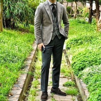 Braune Wildleder Brogues kombinieren – 124 Herren Outfits: Geben Sie den bestmöglichen Look ab in einem grauen Sakko und einer dunkelgrauen Anzughose. Suchen Sie nach leichtem Schuhwerk? Vervollständigen Sie Ihr Outfit mit braunen Wildleder Brogues für den Tag.