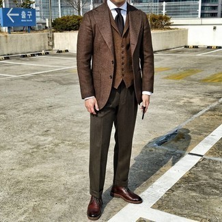 Rotbraune Chukka-Stiefel aus Leder kombinieren – 500+ Herren Outfits: Kombinieren Sie ein braunes Wollsakko mit einer dunkelbraunen Anzughose für einen stilvollen, eleganten Look. Fühlen Sie sich ideenreich? Entscheiden Sie sich für rotbraunen Chukka-Stiefel aus Leder.