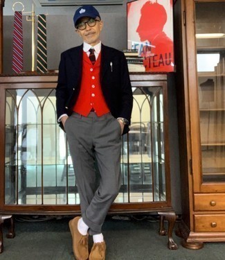 Rote Weste kombinieren – 38 Herren Outfits: Erwägen Sie das Tragen von einer roten Weste und einer grauen Anzughose für einen stilvollen, eleganten Look. Wenn Sie nicht durch und durch formal auftreten möchten, entscheiden Sie sich für beige Chukka-Stiefel aus Wildleder.