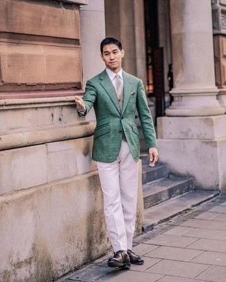 Mintgrünes Sakko kombinieren – 96 Herren Outfits: Kombinieren Sie ein mintgrünes Sakko mit einer weißen Anzughose für eine klassischen und verfeinerte Silhouette. Dieses Outfit passt hervorragend zusammen mit dunkelbraunen Leder Derby Schuhen.