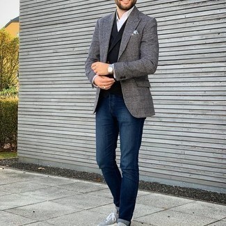 Graues Wollsakko kombinieren – 828+ Herren Outfits: Paaren Sie ein graues Wollsakko mit dunkelblauen Jeans für ein Alltagsoutfit, das Charakter und Persönlichkeit ausstrahlt. Fühlen Sie sich ideenreich? Ergänzen Sie Ihr Outfit mit grauen Wildleder niedrigen Sneakers.