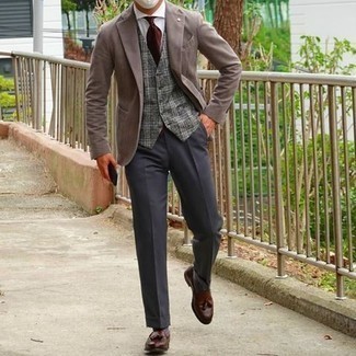 Graue Weste mit Schottenmuster kombinieren – 71 Herren Outfits: Kombinieren Sie eine graue Weste mit Schottenmuster mit einer dunkelgrauen Anzughose für einen stilvollen, eleganten Look. Fühlen Sie sich ideenreich? Ergänzen Sie Ihr Outfit mit braunen Leder Slippern mit Quasten.