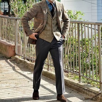 Beige Weste kombinieren – 245 Herren Outfits: Kombinieren Sie eine beige Weste mit einer dunkelgrauen Anzughose für eine klassischen und verfeinerte Silhouette. Fühlen Sie sich mutig? Entscheiden Sie sich für braunen Wildleder Slipper.