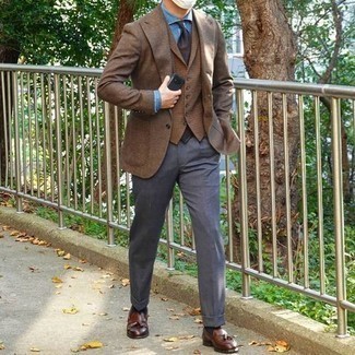 Rotbraune Weste kombinieren – 299 Herren Outfits: Kombinieren Sie eine rotbraune Weste mit einer grauen Anzughose für eine klassischen und verfeinerte Silhouette. Wenn Sie nicht durch und durch formal auftreten möchten, entscheiden Sie sich für braunen Leder Slipper mit Quasten.