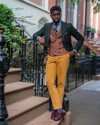 30 Jährige: Braune horizontal gestreifte Krawatte kombinieren – 126 Herren Outfits: Kombinieren Sie ein dunkelgrünes Sakko mit einer braunen horizontal gestreiften Krawatte, um vor Klasse und Perfektion zu strotzen. Dunkelrote Leder Slipper sind eine perfekte Wahl, um dieses Outfit zu vervollständigen.