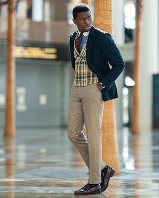 Beige Wollanzughose kombinieren – 45 Herren Outfits: Entscheiden Sie sich für ein dunkelblaues Sakko und eine beige Wollanzughose, um vor Klasse und Perfektion zu strotzen. Komplettieren Sie Ihr Outfit mit dunkelroten Leder Slippern.