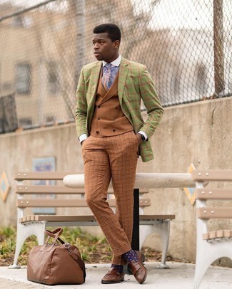 Mintgrünes Sakko kombinieren – 96 Herren Outfits: Vereinigen Sie ein mintgrünes Sakko mit einer rotbraunen Anzughose für eine klassischen und verfeinerte Silhouette. Braune Leder Slipper mit Fransen sind eine ideale Wahl, um dieses Outfit zu vervollständigen.