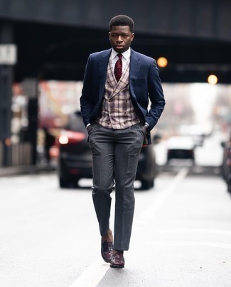 30 Jährige: Graue Anzughose kombinieren – 500+ Elegante Herbst Herren Outfits: Kombinieren Sie ein dunkelblaues Sakko mit einer grauen Anzughose für eine klassischen und verfeinerte Silhouette. Dunkelrote Leder Slipper fügen sich nahtlos in einer Vielzahl von Outfits ein. So einfach kann ein stylischer Übergangs-Look sein.