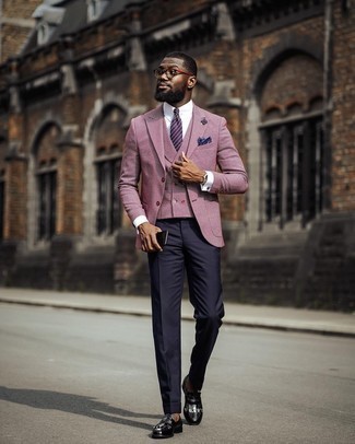 Violette Krawatte kombinieren – 412 Herren Outfits: Paaren Sie ein lila Sakko mit einer violetten Krawatte für eine klassischen und verfeinerte Silhouette. Suchen Sie nach leichtem Schuhwerk? Ergänzen Sie Ihr Outfit mit schwarzen Leder Slippern mit Fransen für den Tag.