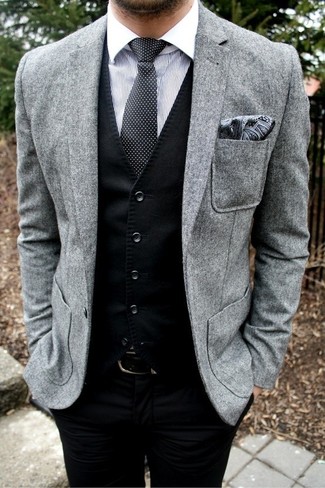 graues Wollsakko, schwarze Weste, weißes vertikal gestreiftes Businesshemd, schwarze Anzughose für Herren