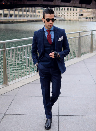 Wie blaues Businesshemd mit dunkelblauer Anzughose zu kombinieren – 71 Elegante Herren Outfits: Entscheiden Sie sich für ein blaues Businesshemd und eine dunkelblaue Anzughose, um vor Klasse und Perfektion zu strotzen. Schwarze Chelsea Boots aus Leder leihen Originalität zu einem klassischen Look.