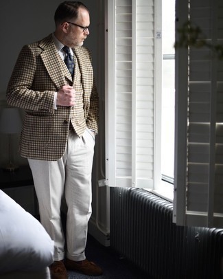 braunes Wollsakko mit Vichy-Muster, braune Weste mit Vichy-Muster, weißes Businesshemd, weiße Anzughose für Herren