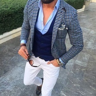 Blaues Sakko mit Vichy-Muster kombinieren – 33 Herren Outfits: Kombinieren Sie ein blaues Sakko mit Vichy-Muster mit weißen Jeans, um mühelos alles zu meistern, was auch immer der Tag bringen mag. Wählen Sie dunkelbraunen Leder Slipper mit Quasten, um Ihr Modebewusstsein zu zeigen.