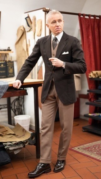 Dunkelbraune Krawatte kombinieren – 500+ Herren Outfits: Vereinigen Sie ein dunkelbraunes Sakko mit einer dunkelbraunen Krawatte für einen stilvollen, eleganten Look. Suchen Sie nach leichtem Schuhwerk? Entscheiden Sie sich für dunkelbraunen Leder Derby Schuhe für den Tag.