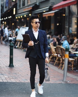Dunkelbraune Leder Clutch Handtasche kombinieren – 283 Herren Outfits: Kombinieren Sie ein dunkelblaues Sakko mit einer dunkelbraunen Leder Clutch Handtasche für einen entspannten Wochenend-Look. Fühlen Sie sich mutig? Ergänzen Sie Ihr Outfit mit weißen Segeltuch niedrigen Sneakers.