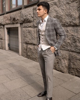 Braune Leder Slipper kombinieren – 500+ Herbst Herren Outfits: Vereinigen Sie ein graues Sakko mit Schottenmuster mit einer grauen Anzughose für einen stilvollen, eleganten Look. Vervollständigen Sie Ihr Look mit braunen Leder Slippern. Schon haben wir ein toller Look in der Übergangszeit.
