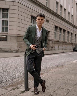 30 Jährige: Wie graue Weste mit Hahnentritt-Muster mit dunkelgrauer Anzughose zu kombinieren – 3 Herren Outfits: Entscheiden Sie sich für einen klassischen Stil in einer grauen Weste mit Hahnentritt-Muster und einer dunkelgrauen Anzughose. Dunkelbraune Leder Oxford Schuhe verleihen einem klassischen Look eine neue Dimension.