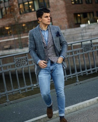 Weste kombinieren – 500+ Herren Outfits: Die Kombination aus einer Weste und hellblauen Jeans eignet sich hervorragend zum Ausgehen oder für modisch-lässige Anlässe. Fühlen Sie sich ideenreich? Komplettieren Sie Ihr Outfit mit dunkelbraunen Wildleder Slippern mit Quasten.