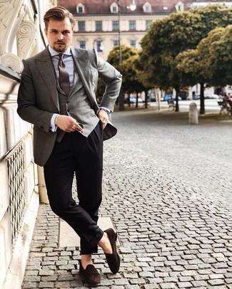 Dunkelbraune Krawatte kombinieren – 500+ Herren Outfits: Kombinieren Sie ein graues Sakko mit einer dunkelbraunen Krawatte für eine klassischen und verfeinerte Silhouette. Wählen Sie die legere Option mit dunkelbraunen Wildleder Slippern mit Fransen.