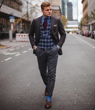 Blaue Socken kombinieren – 500+ Herren Outfits: Entscheiden Sie sich für Komfort in einem dunkelbraunen Wollsakko mit Karomuster und blauen Socken. Fühlen Sie sich mutig? Ergänzen Sie Ihr Outfit mit dunkelbraunen Leder Slippern mit Quasten.