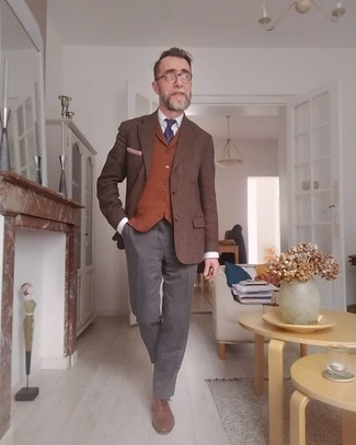 50 Jährige: Dunkelgraue Anzughose kombinieren – 259 Herren Outfits: Tragen Sie ein braunes Wollsakko und eine dunkelgraue Anzughose für einen stilvollen, eleganten Look. Ergänzen Sie Ihr Look mit braunen Leder Oxford Schuhen.