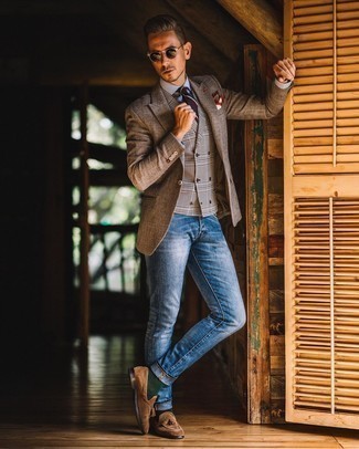 Braunes Sakko kombinieren – 500+ Herren Outfits: Kombinieren Sie ein braunes Sakko mit blauen Jeans für einen für die Arbeit geeigneten Look. Braune Wildleder Slipper mit Quasten sind eine einfache Möglichkeit, Ihren Look aufzuwerten.
