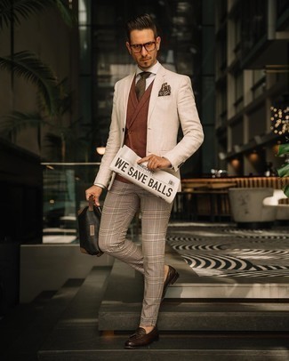 Braune Krawatte kombinieren – 500+ Herren Outfits: Kombinieren Sie ein hellbeige Leinen Sakko mit einer braunen Krawatte für eine klassischen und verfeinerte Silhouette. Ergänzen Sie Ihr Look mit dunkelbraunen Leder Slippern mit Quasten.