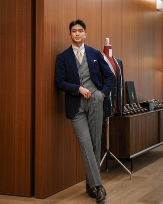 Graue Weste kombinieren – 427 Herren Outfits: Kombinieren Sie eine graue Weste mit einer grauen Anzughose für einen stilvollen, eleganten Look. Wenn Sie nicht durch und durch formal auftreten möchten, wählen Sie dunkelbraunen Leder Oxford Schuhe.