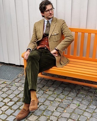 Rotbraune Weste kombinieren – 299 Herren Outfits: Kombinieren Sie eine rotbraune Weste mit einer olivgrünen Anzughose aus Cord für einen stilvollen, eleganten Look. Fühlen Sie sich mutig? Vervollständigen Sie Ihr Outfit mit braunen Wildleder Slippern.