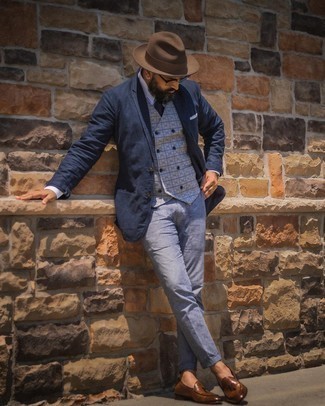 Dunkelblaue Krawatte kombinieren – 500+ Herren Outfits: Erwägen Sie das Tragen von einem dunkelblauen Baumwollsakko und einer dunkelblauen Krawatte für einen stilvollen, eleganten Look. Wählen Sie die legere Option mit braunen Leder Slippern.