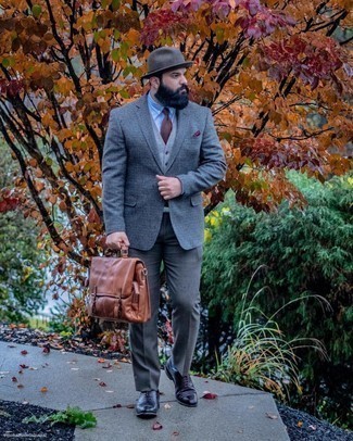 Dunkelrote Krawatte kombinieren – 500+ Herren Outfits: Vereinigen Sie ein dunkelgraues Sakko mit Vichy-Muster mit einer dunkelroten Krawatte für eine klassischen und verfeinerte Silhouette. Komplettieren Sie Ihr Outfit mit schwarzen Leder Oxford Schuhen.