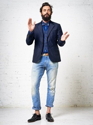Beige Segeltuchgürtel kombinieren – 166 Herren Outfits: Ein dunkelblaues Wollsakko und ein beige Segeltuchgürtel sind eine perfekte Wochenend-Kombination. Fühlen Sie sich ideenreich? Vervollständigen Sie Ihr Outfit mit schwarzen Leder Oxford Schuhen.