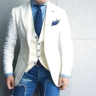 Weiße Weste kombinieren – 68 Herren Outfits: Kombinieren Sie eine weiße Weste mit blauen engen Jeans mit Destroyed-Effekten für ein sonntägliches Mittagessen mit Freunden.